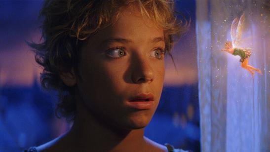 Peter Pan. Imagem de Peter e Sininho no filme de 2003.