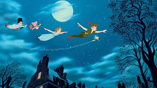 Peter Pan. Imagem do desenho animado da Disney de 1953, que Ilustra quatro crianças e uma fada voando durante à noite.