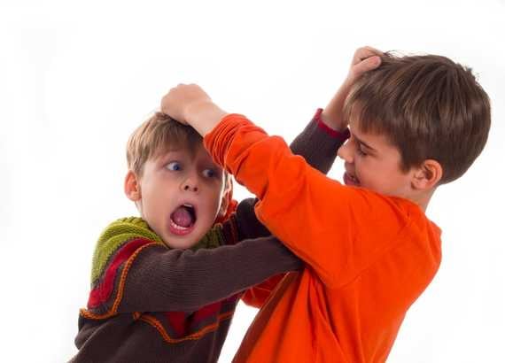Duas crianças brigando