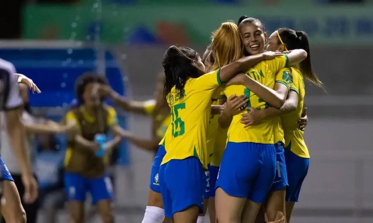 No dia do futebol, meninas mandam mensagem para a Seleção Brasileira  Feminina - ISTOÉ Independente