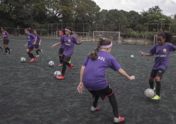 No dia do futebol, meninas mandam mensagem para a Seleção Brasileira  Feminina - ISTOÉ Independente
