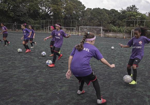 Meninas pré-adolescentes treinando em coletivo.