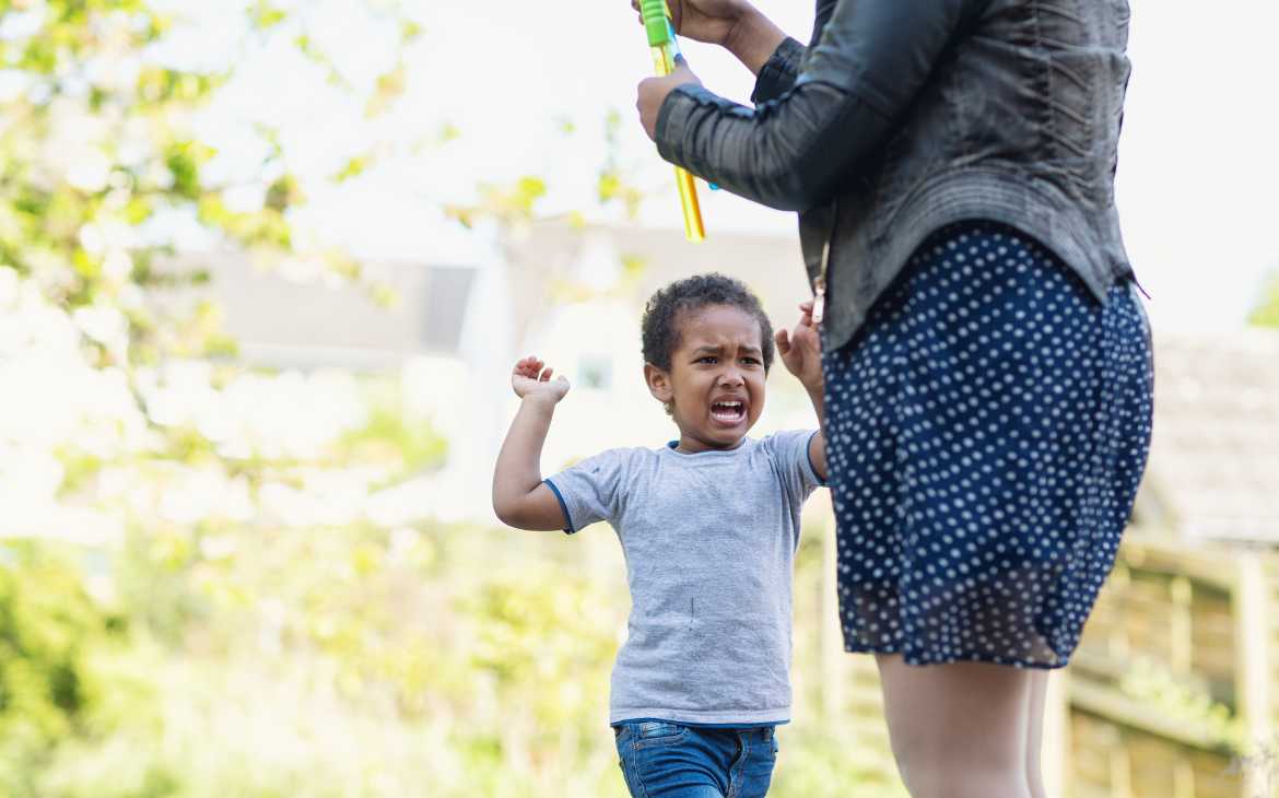 Toddler ou adolescencia do bebe a fase do terrible two capa