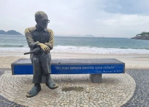 10 poemas de Carlos Drummond de Andrade para ler com crianças 5 Escultura de bronze de Carlos Drummmond de Andradre no Rio de janeiro