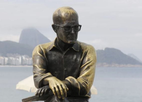 10 poemas de Carlos Drummond de Andrade para ler com crianças 6 Estátua de Carlos Drummond de Andrade