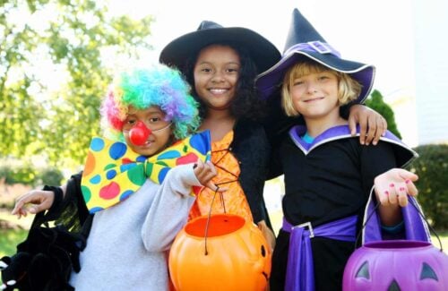 10 atividades e brincadeiras de Halloween para fazer em casa ou na escola capa