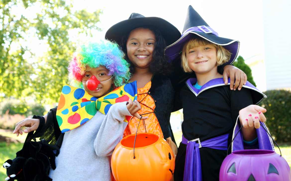 10 atividades e brincadeiras de Halloween para fazer em casa ou na escola capa