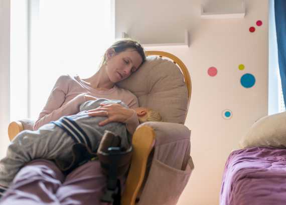 10 músicas para bebê dormir: sugestões clássicas e outras fora do óbvio para experimentar
Mãe e criança dormindo sentados em uma cadeira.