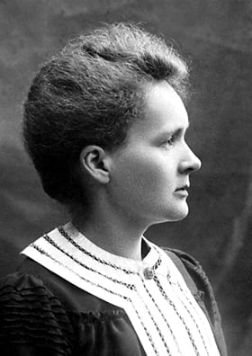 Mãe, cientista, mulher: a história de Marie Curie
Foto antiga de mulher em perfil lateral.