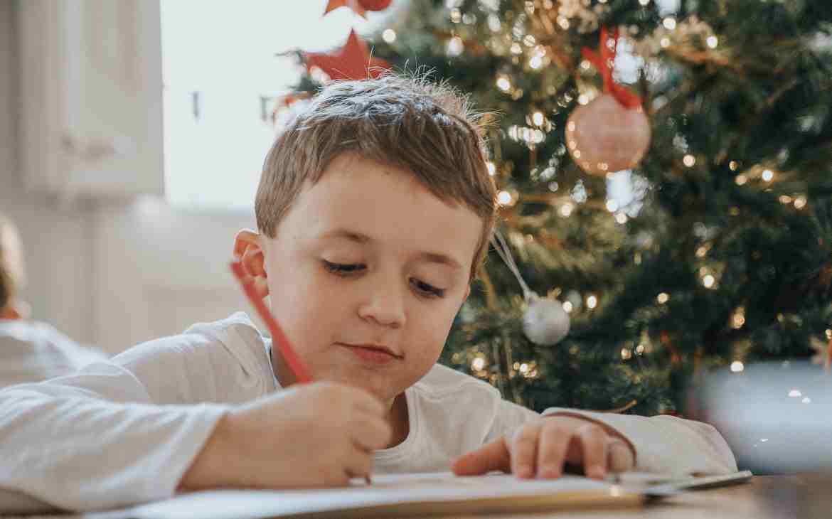 10 frases de livros para escrever no cartão de natal. Três crianças fazendo cartão de natal