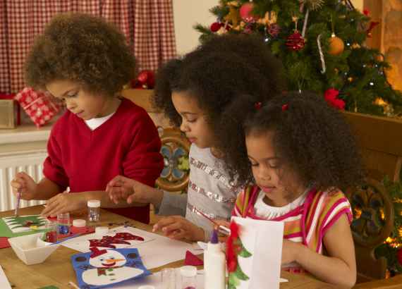 10 frases de livros para escrever no cartão de natal. Três crianças fazendo cartão de natal