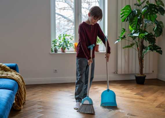 Limpeza da casa: como ensinar para as crianças um hábito tão bom?
Pré-adolescente varrendo a sala.