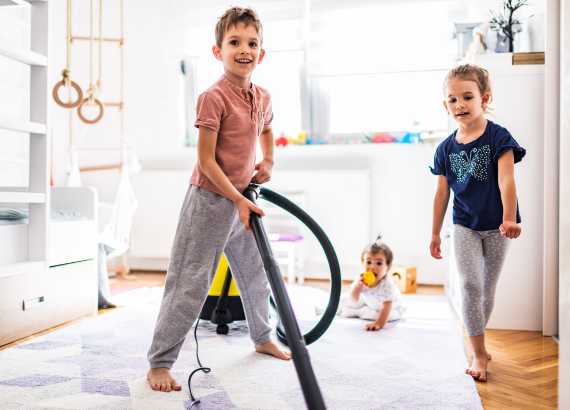 Limpeza da casa: como ensinar para as crianças um hábito tão bom?
Duas crianças ajudando a limpar a casa