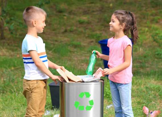 Limpeza da casa: como ensinar para as crianças um hábito tão bom?
Duas crianças dispensando lixo reciclável para coleta.