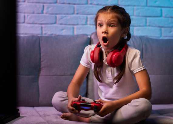 Jogos online e crianças: os perigos e cuidados nesse ambiente
Menina nervosa gritando enquanto joga videogame