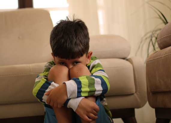 Medos e fobias na infância: como identificar e ajudar seus filhos
Criança acuada sentada no chão com olhar de assustado.