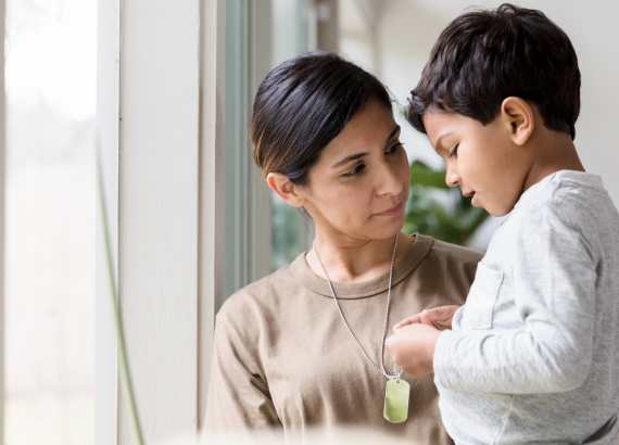 Medos e fobias na infância: como identificar e ajudar seus filhos
Mãe ouvindo o seu filho que parece estar assustado.