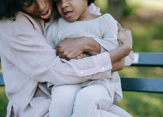 Medos e fobias na infância: como identificar e ajudar seus filhos
Mãe com sua filha assustada no colo, tentando acalmá-la.