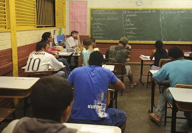 As polêmicas ao redor do Novo Ensino Médio 
Classe de jovens no ensino médio em rede pública brasileira.