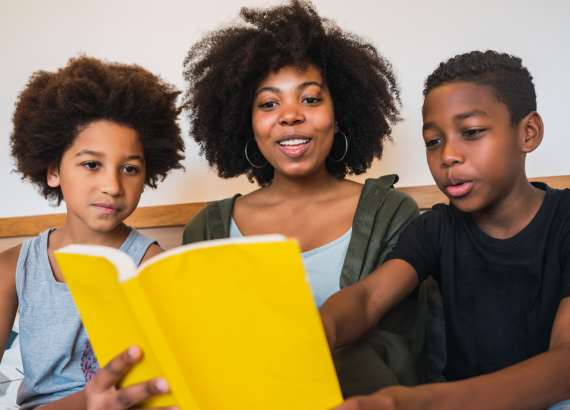 Literatura e antirracismo na educação infantil 
Família lendo um livro