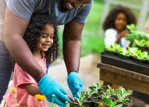 20 dicas para um dia a dia em família mais sustentável
Criança cuidando de planta