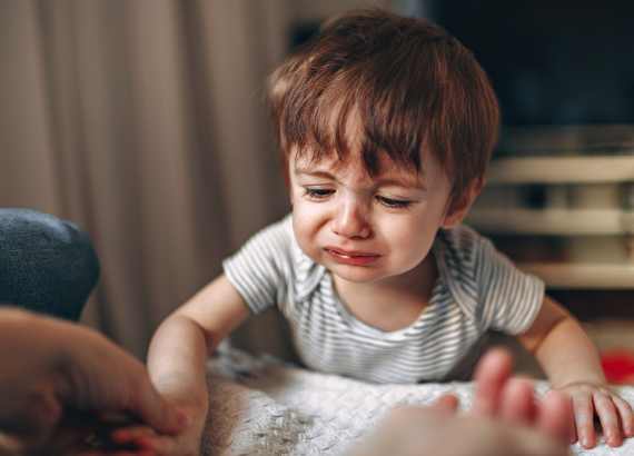 Por que é importante a criança aprender a lidar com a frustração ainda na infância. Menino pequeno chorando