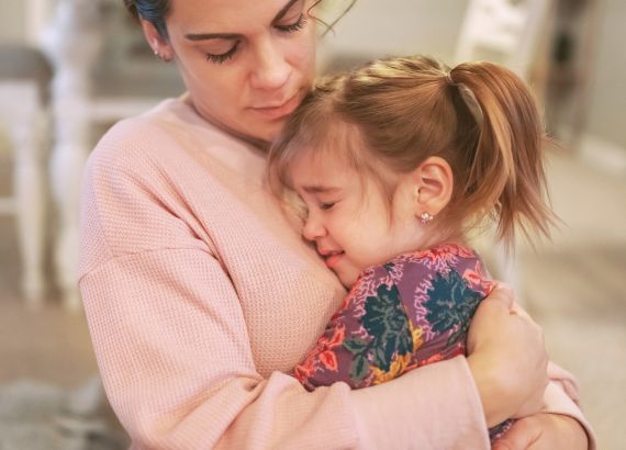 Além do Papai Noel: diálogos significativos para ter com as crianças no fim do ano 4 mulher acolhendo criança chorando