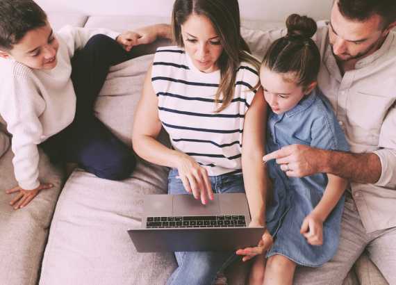 Você sabe o que seu filho faz na internet_meio. Família acessando computador