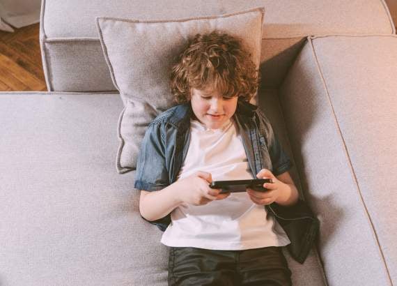 Você sabe o que seu filho faz na internet? 1 Você sabe o que seu filho faz na internet_meio. Garoto sozinho no celular