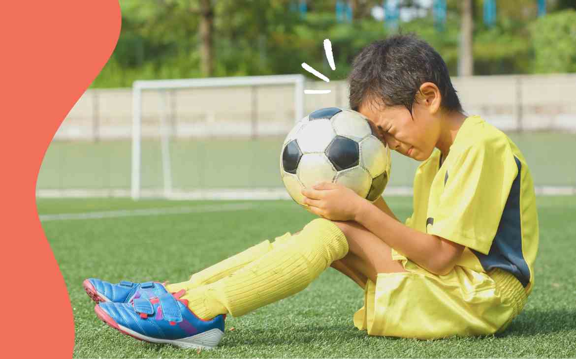 Como ensinar crianças sobre a aceitação do perder_capa. Menino triste com bola de futebol