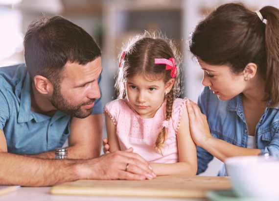 Como ensinar criancas sobre a aceitacao do perder meio. Pais conversando com filha