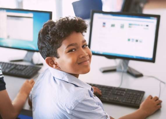 Inteligência Artificial e educação. Imagem de menino no computador