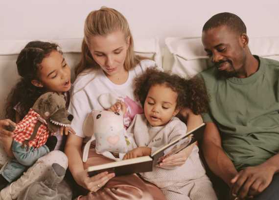 Excesso de telas: como a mente infantil reage a tantos estímulos? 5 Telas em excesso como a mente infantil reage a tantos estímulos_meio. Leitura compartilhada em família
