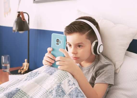 Excesso de telas: como a mente infantil reage a tantos estímulos? 2 Telas em excesso como a mente infantil reage a tantos estímulos_meio. Menino concentrado no celular