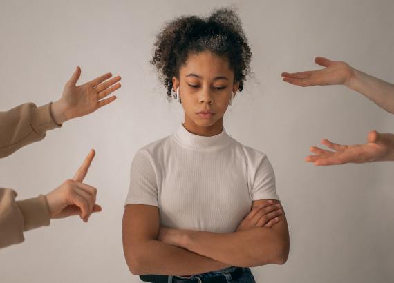 Meninas também sentem raiva: por que precisamos validar este sentimento 5 Meninas também sentem raiva. Mãos apontando para uma menina