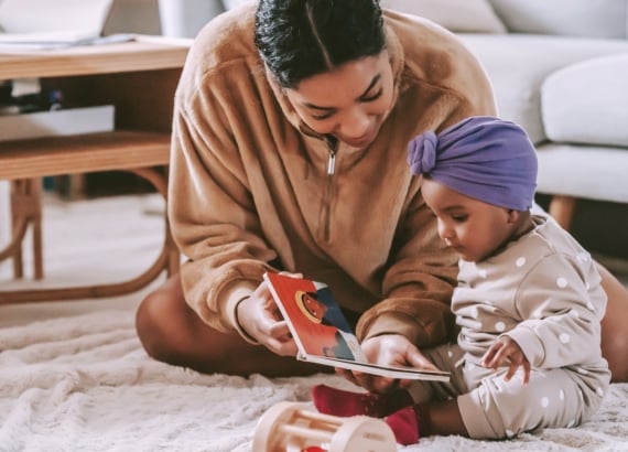 Por que ler para um bebê desde a barriga também é uma forma de cuidado na primeira infância? 5 ler com um bebê