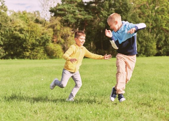 16 brincadeiras antigas para resgatar e ensinar às crianças 10 Meninos brincando de pega-pega