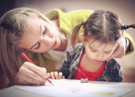Projeção parental: como evitar que os filhos carreguem os sonhos dos pais 4 mae filha pintando
