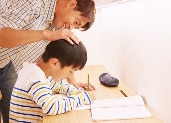 Projeção parental: como evitar que os filhos carreguem os sonhos dos pais 1 pai e filho estudos